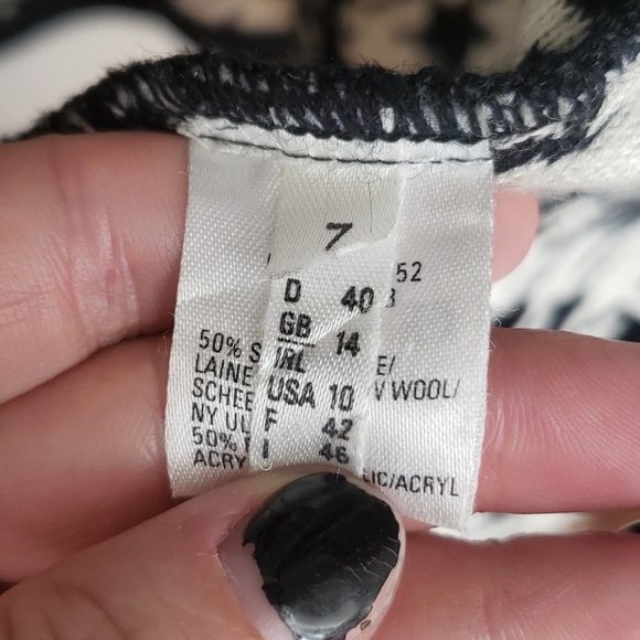 Women's Houndstooth Relaxed Cardigan - Picture 4 of 5